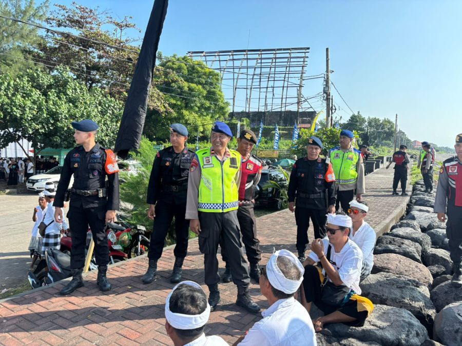 Polda Bali yang tergabung dalam Subsatgas SAR Operasi Ketupat Agung-2026 melaksanakan pengamanan sekaligus pelayanan kepada masyarakat yang melaksanakan upacara Melasti di Pantai Padang Galak, Denpasar, Bali, Minggu (15/3/2026). (foto/hes)