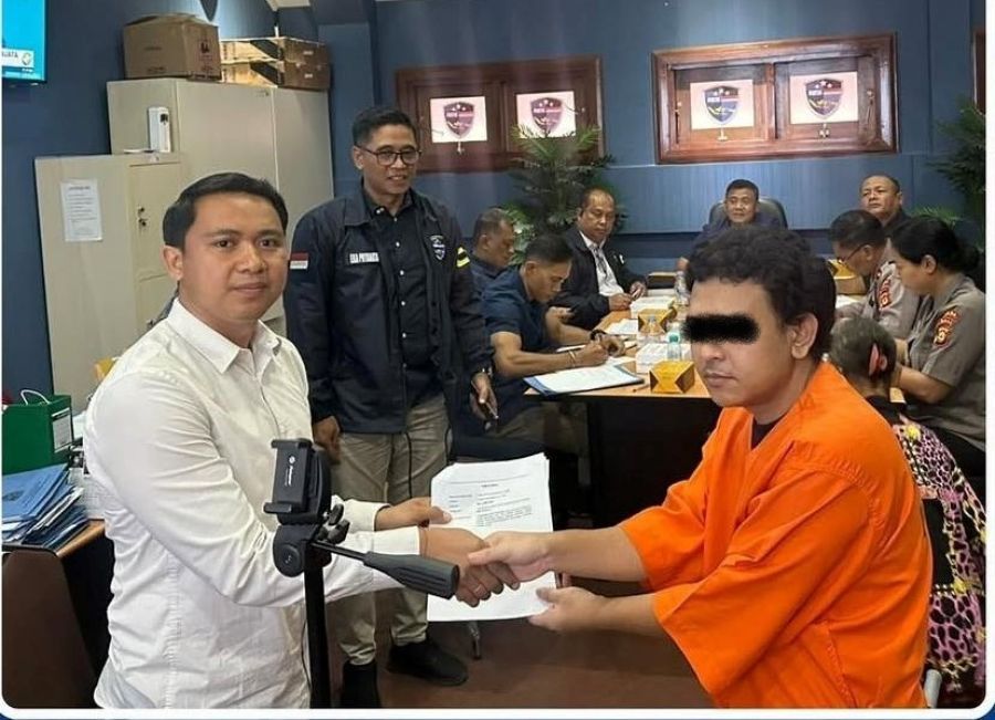 Kabagbinopsnal Ditressiber Polda Bali AKBP I Ketut Sugiarta Yogha, S.H.dan Kabag Wassidik dan para penyidik lainnya menggelar restorative justice (RJ) di Ruang Monitoring Centre Ditressiber Polda Bali. (foto/hes)