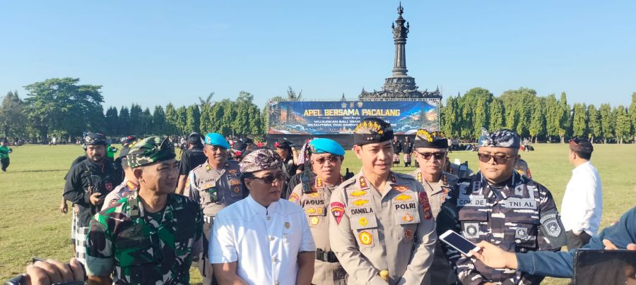 Polda Bali mengumpulkan lebih dari 25 ribu pecalang di Lapangan Niti Mandala Renon, Denpasar, Bali, Selasa (23/6/2026). (foto/hes)