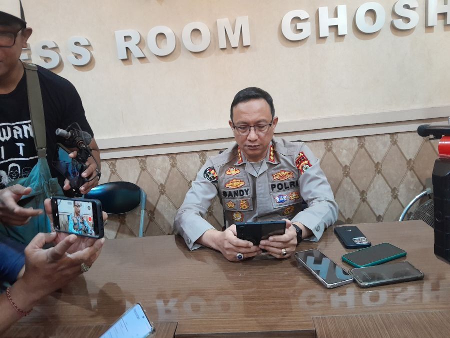 Kabidhumas Polda Bali Kombespol Ariasandy SIK menjelaskan tentang kepastian identitas korban mutilasi di Pantai Ketewel, Gianyar, Bali, Jumat (6/3/2026). (foto/hes)
