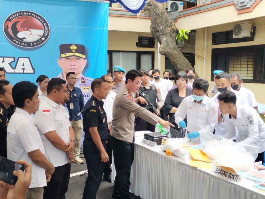 Kapolda Bali Irjenpol Daniel Adityajaya SIK bersama jajaran Direktorat Resnarkoba Polda Bali memusnahkan narkoba hasil tangkapan senilai Rp23,4 miliar, di Mapolda Bali, Denpasar, Rabu (4/3/2026). (foto/hes)