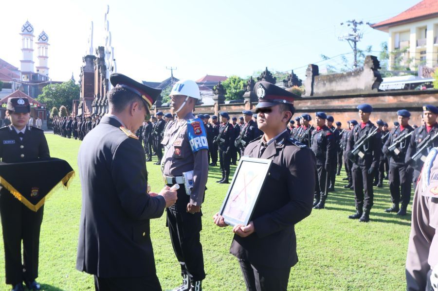 Wakapolda Bali, Brigjen Pol I Made Astawa memimpin upacara Pemberhentian Tidak Dengan Hormat (PTDH) terhadap Brigpol AN karena pelanggaran etik, di Mapolda Bali, Rabu (20/5/2026). (foto/hes)
