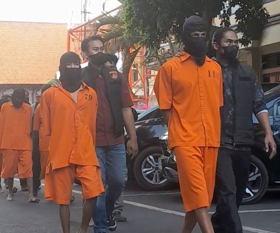 Tim Resmob Ditreskrimum Polda Bali meringkus 8 pelaku pencurian kendaraan bermotor berikut penadahnya. Dalam penangkapan tersebut, Tim mengamankan 11 unit motor curian. (foto/hes)