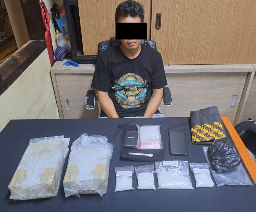 Personel Ditresnarkoba Polda Bali meringkus pengedar narkoba berinisial GKAP (36) di sebuah kamar kos di Jalan Cokroaminoto Gang Jatayu, Denpasar Utara, Denpasar, Bali. (foto/hes)
