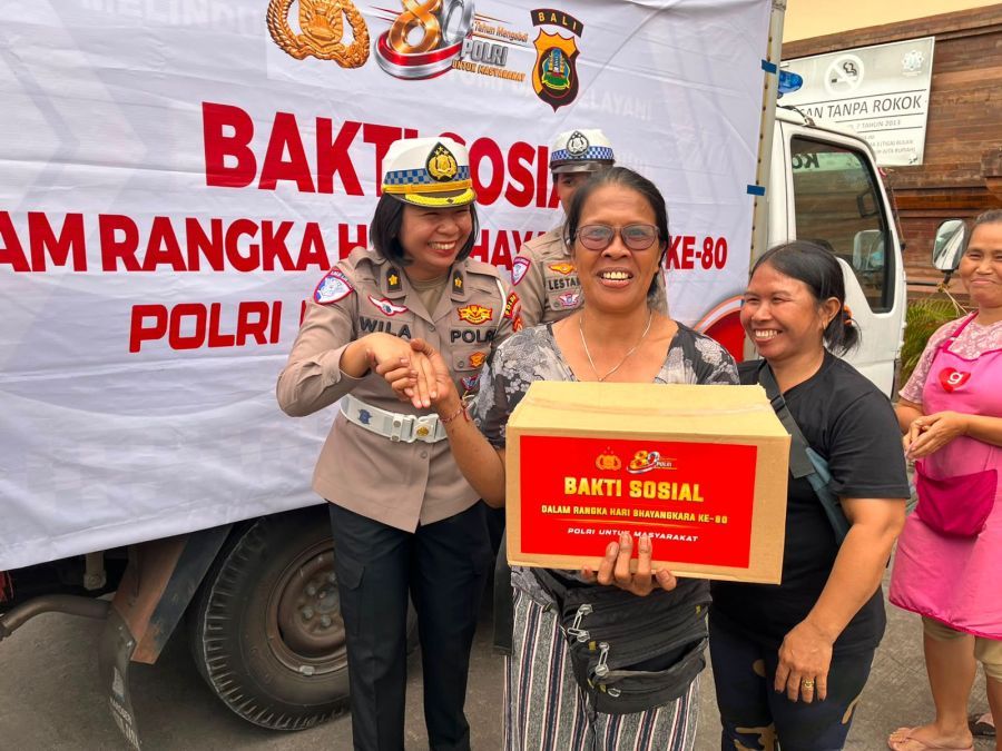 PEDULI PEKERJA INFORMAL: Polda Bali menyerahkan paket sembako kepada buruh angkut Pasar Kumbasari dalam rangka Hari Bhayangkara ke-80 Tahun 2026. (foto/hes)