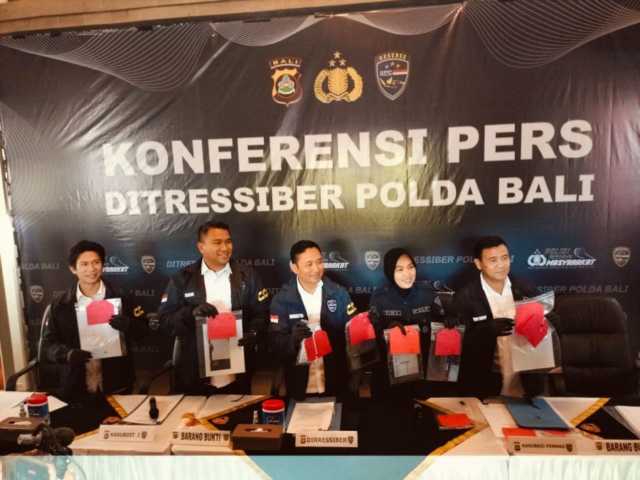 Direktur Ressiber Polda Bali Kombes Pol Aszhari Kurniawan, S.H., S.I.K., M.Si., dan jajaran melakukan jumpa pers terkait penipuan online calon tenaga kerja luar negeri. (foto/hes)