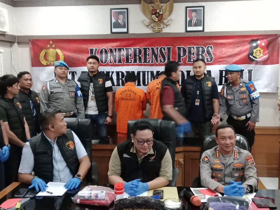 Direktorat Reskrimum Polda Bali dan Jatanras Satreskrim Polres Jembrana menangkap Kharisma Arai Cahya dan Kadek Andi Krisna Putra yang diduga sebagai pelaku aksi vandalisme mencorat-coret bendera merah putih menolak "RKUHAP"di wilayah Jembrana, Bali. (foto/hes)