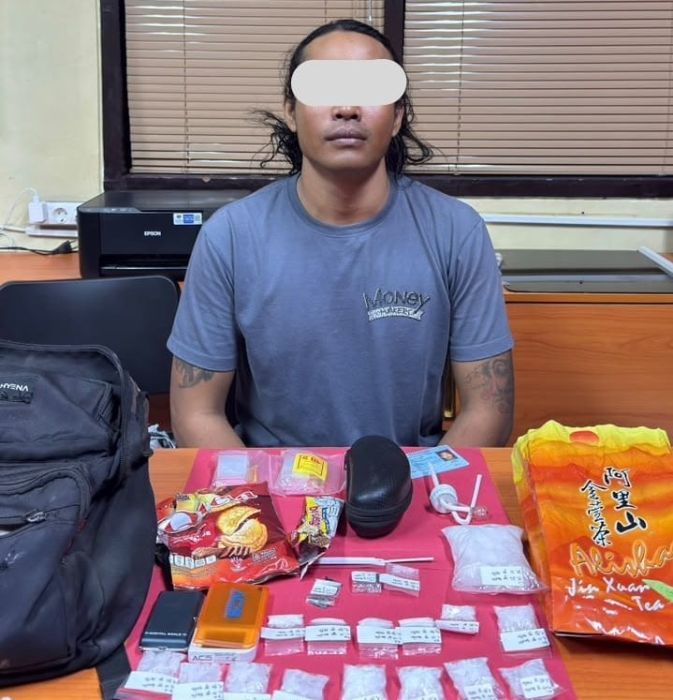 MMT, pengedar narkoba yang ditengkap petugas Ditresnarkoba Polda Bali di pinggir Jalan Buluh Indah tepatnya di depan Toko Homestory Bali, Desa Pemecutan Kaja, Denpasar Utara, Denpasar, Bali. (foto/hes)