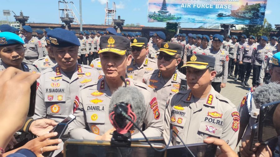 Kapolda Bali Irjen Pol. Daniel Adityajaya memimpin pelepasan pasukan Bawah Kendali Operasi (BKO), di Base Ops Lanud I Gusti Ngurah Rai, Tuban, Badung, Bali. 110 personel Satbrimob itu diterjunkan untuk membantu penanggulangan kebakaran hutan dan lahan (Karhutla) di Kalimantan Barat. (foto/hes)