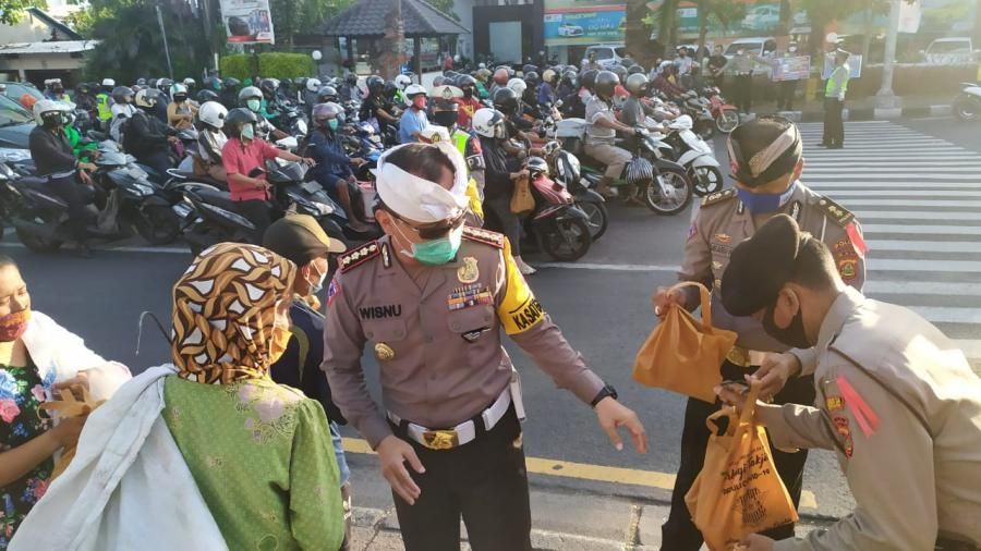 podiumnews.com-Ramadhan Ditengah Pandemi, Polda Bali Bagi Takjil 