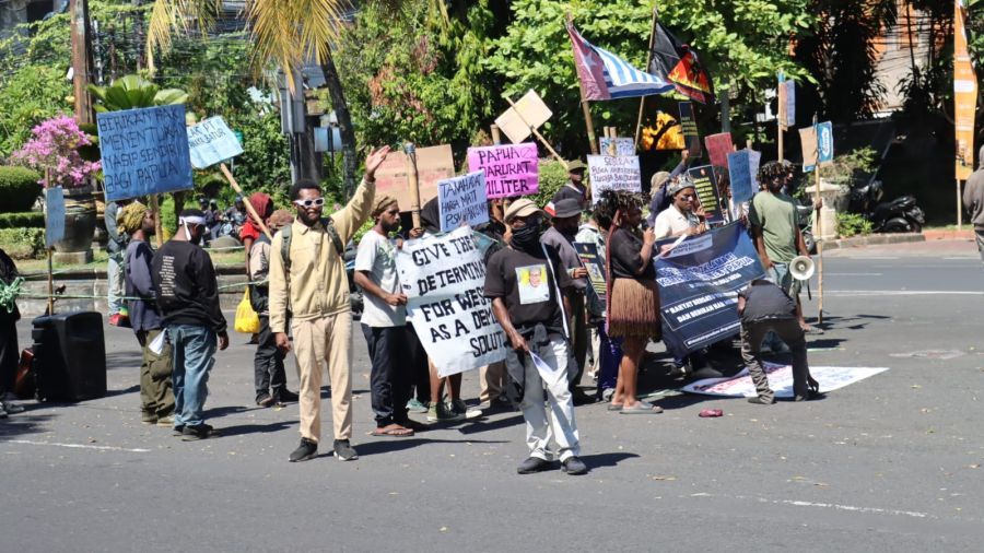 Polda Bali bersama Polresta Denpasar mengamankan aksi unjuk rasa Aliansi Mahasiswa Papua Komite Kota (AMP KK), yang berlangsung di Bundaran Plaza Renon, Denpasar, Bali, Rabu (1/7/2026). (foto/hes)