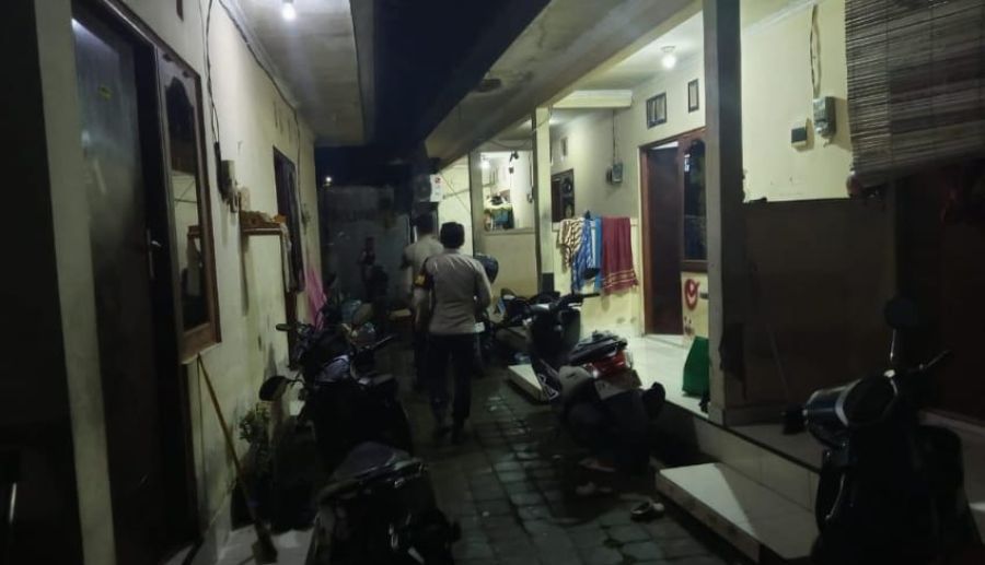 Polisi bubarkan pesta minuman keras di Gang Karang Bunga I, Jalan Taman Giri, Kelurahan Benoa, Kuta Selatan, Badung, Bali, Minggu (1/3/2026) malam. (foto/hes)