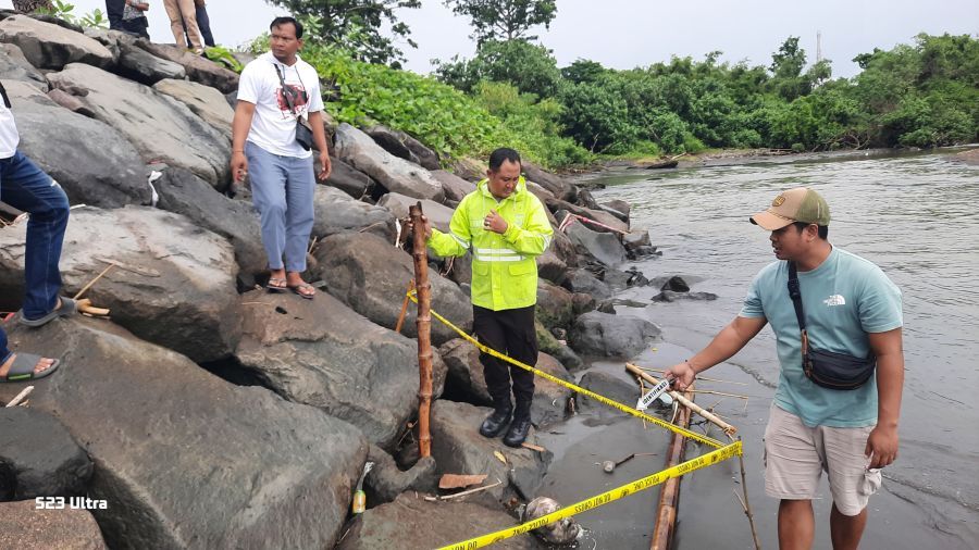 Tim gabungan Polda Bali dan Polres Gianyar terus mendalami penemuan potongan tubuh manusia di Muara sungai Wos Teben, Banjar Keden, Desa Ketewel, Gianyar, Bali. (foto/hes)