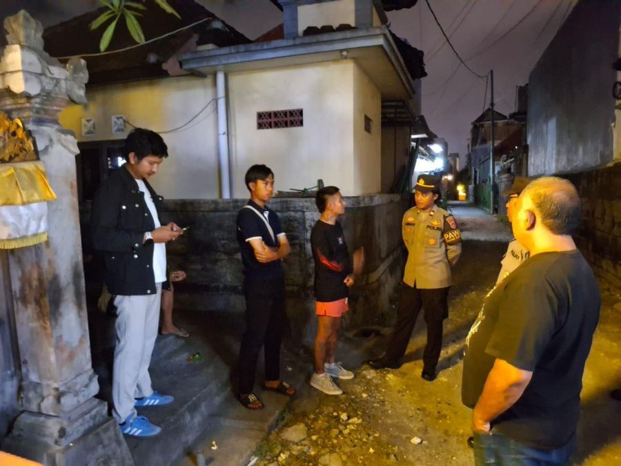 Polisi memeriksa lokasi yang dilaporkan ada kejadian di Badung, Bali. Ps Kasubsipenmas Sihumas Polres Badung Aiptu Ni Nyoman Ayu Inastuti menyebutkan sepanjang tahun 2025, layanan panggilan darurat 110 banyak menerima laporan bohong atau biasa disebut prank. (foto/hes)