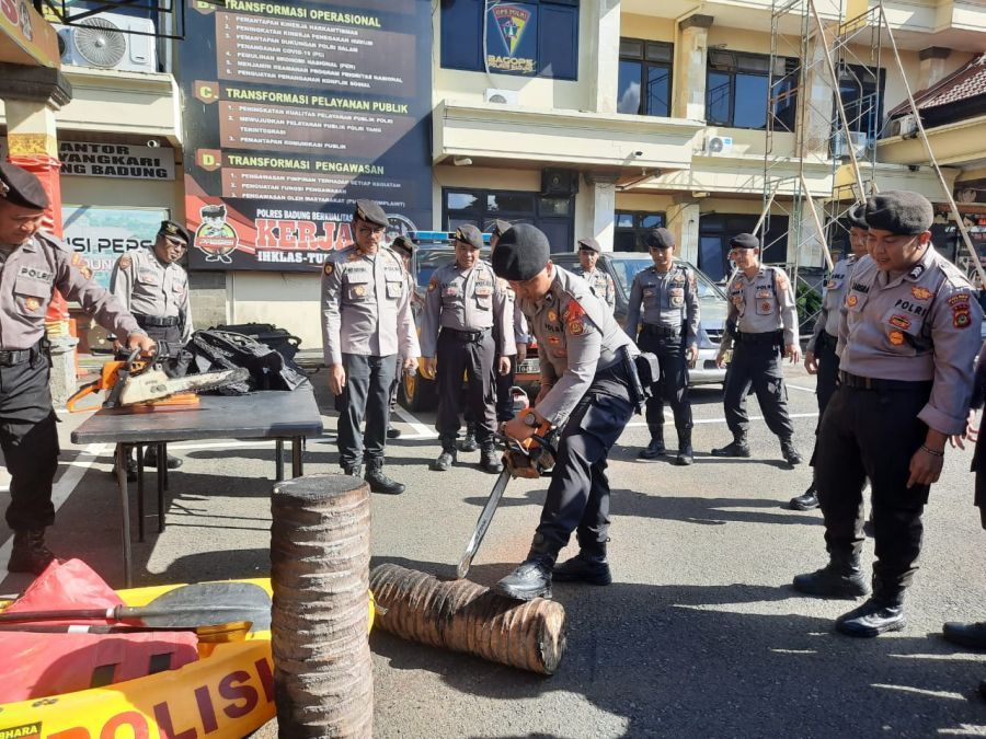 Satuan Samapta Polres Badung melaksanakan pelatihan SAR (Search and Rescue) di Mapolres Badung, Bali, Kamis (4/12/2025). (foto/hes)