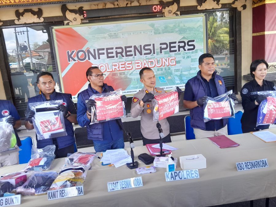 Kapolres Badung AKBP Josep Edward Purba, dalam jumpa pers terkait kasus narkoba, di Mapolres Badung, Bali, Kamis (30/4/2026). (foto/hes)