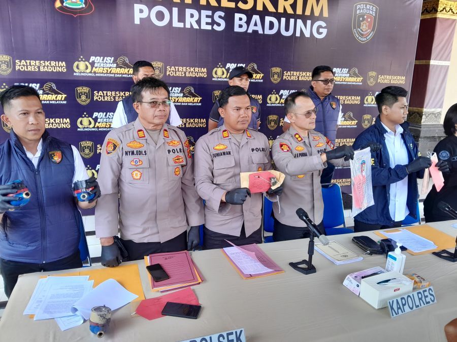Kapolres Badung AKBP Joseph Edward Purba SIK dan jajaran menggelar jumpa pers di Mapolres Badung, Bali, Rabu (21/10/2026). (foto/hes)