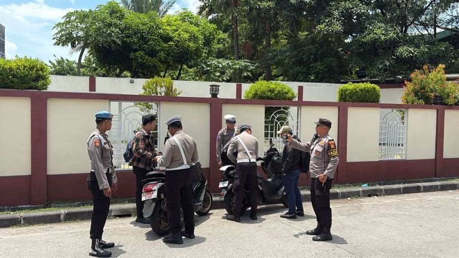 Personel Polres Kawasan Bandara I Gusti Ngurah Rai melaksanakan kegiatan penertiban dan penindakan lalu lintas di sepanjang Jalan Pantai Airport, Tuban, Badung, Bali, Rabu (5/11/2025). (foto/hes)