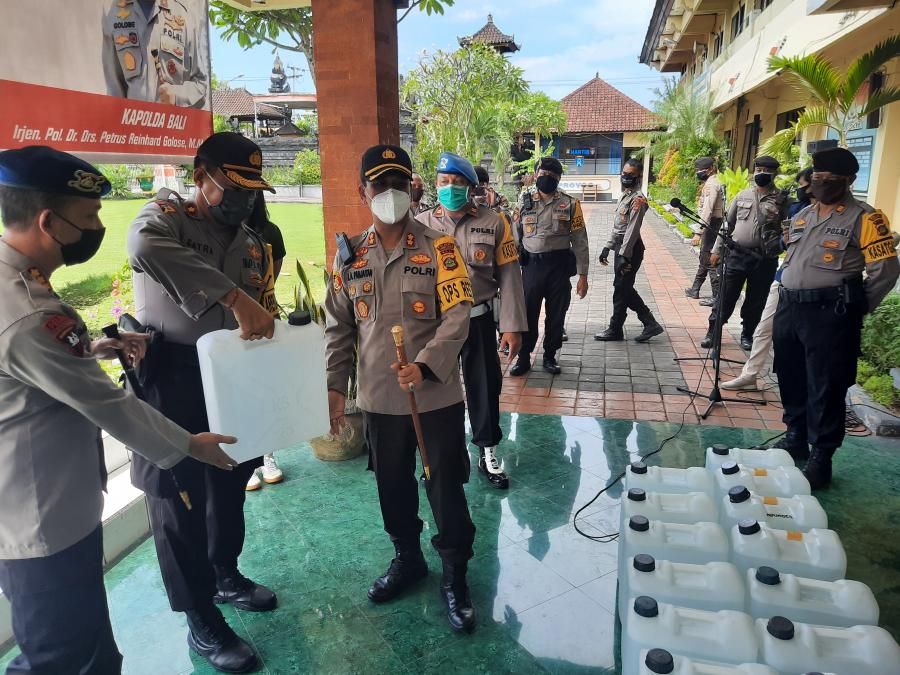podiumnews.com-2.400 Liter Cairan Disinfektan Buatan Unud Didistribusikan