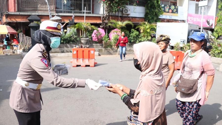 podiumnews.com-Polres Denpasar Bagikan Masker ke Masyarakat Cegah Virus Corona