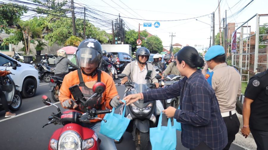 Jajaran Polresta Denpasar bersama insan pers media berbagi takjil kepada masyarakat yang melintas di depan Mako Polresta Denpasar Jalan Gunung Sang Hyang, Denpasar, Bali, Jumat (13/3/2026). (foto/hes)