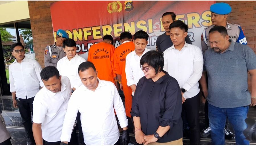 Satuan Reskrim Polresta Denpasar meringkus komplotan maling yang membobol konter handphone "Jujur Store" di Jalan Gunung Soputan nomor 35, Pemecutan Kelod, Denpasar Barat, Denpasar, Bali. (foto/hes)