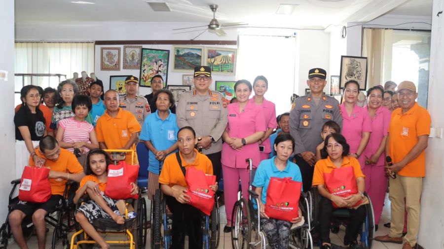 Polresta Denpasar melakukan bakti sosial di Yayasan Bunga Bali di Jalan Prof. Dr. Ida Bagus Mantra No.111, Kesiman Kertalangu, Kecamatan Denpasar Timur, Denpasar, Bali, Senin (22/6/2026). (foto/hes)