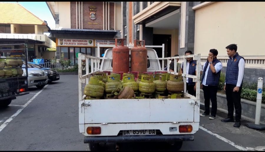 Satuan Reskrim Polresta Denpasar menggerebek pangkalan pengoplosan gas elpiji yang berada di 3 lokasi di wilayah Sesetan, Denpasar Selatan, Denpasar, Bali. (foto/hes)