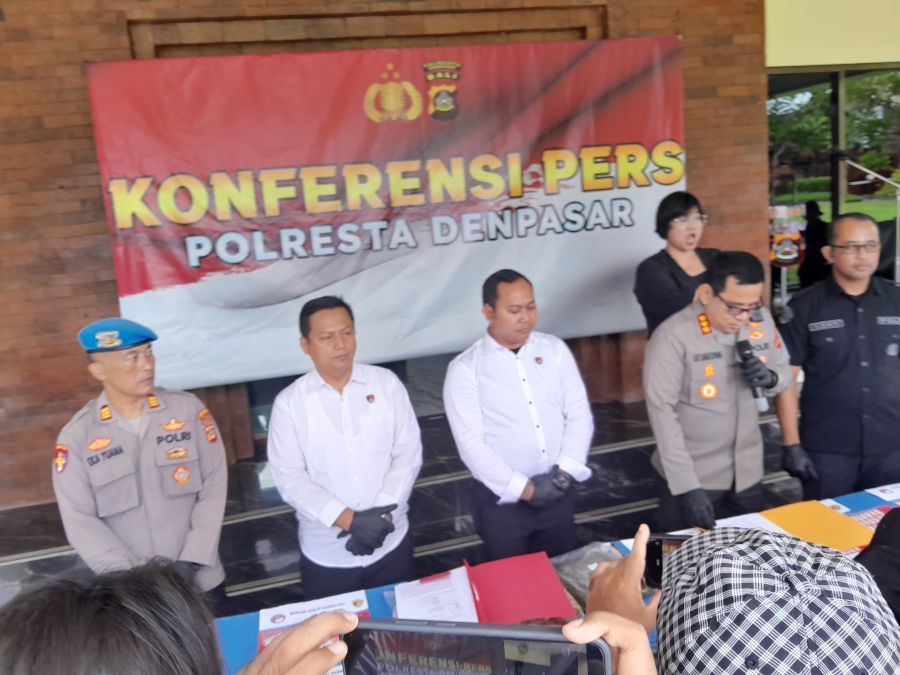 Kapolresta Denpasar Kombespol Leonardo D Simatupang SIK didampingi Kasatresnarkoba Polresta Denpasar Kompol I Komang Agus Dharmayana W memberi penjelasan tengang jaringan narkoba, di Mapolresta Denpasar, Bali, Rabu (25/2/2026). (foto/hes)