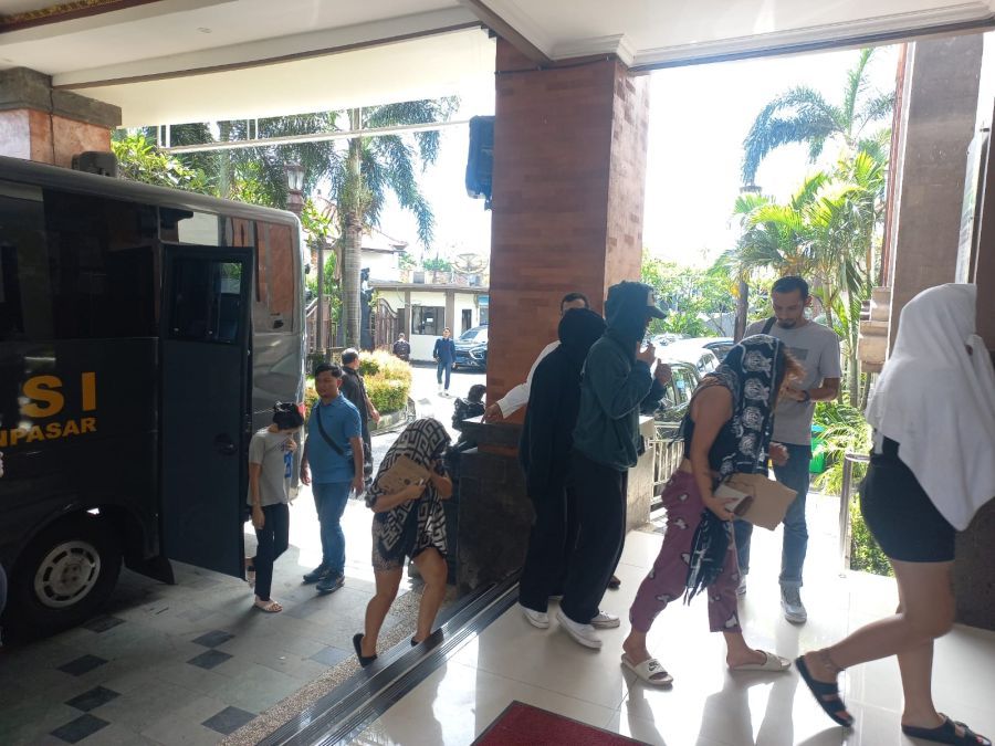 Polresta Denpasar menyerahkan 26 WNA terkait kasus operasional scam, ke kantor Imigrasi yang berlokasi di Jalan By Pass Ngurah Rai, Jimbaran, Badung, Bali, Rabu (29/4/2026). (foto/hes)