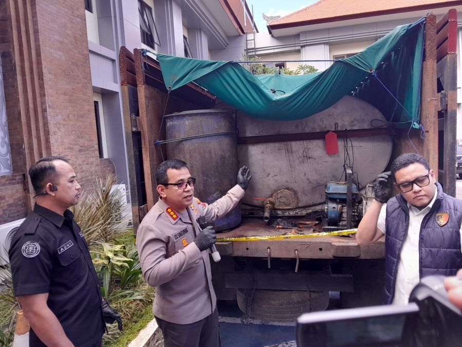 Kapolresta Denpasar, Kombespol Leonardo David Simatupang saat memberi penjelasan tentang kasus penyalahgunaan bahan bakar minyak (BBM) subsidi jenis solar. (foto/hes)