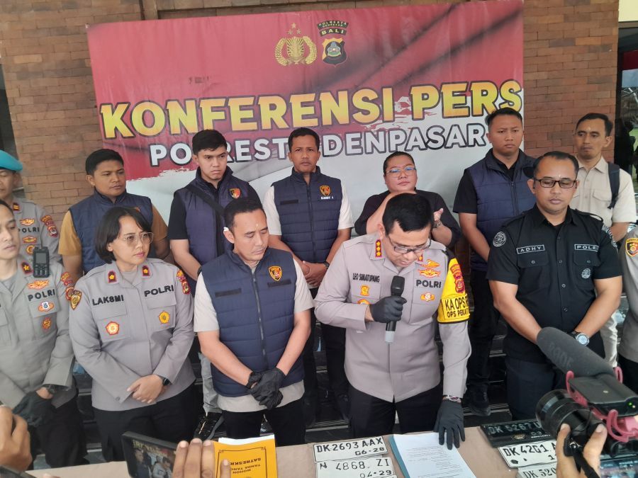 Kapolresta Denpasar Kombespol Leonardo D Simatupang SIK dalam jumpa pers dengan awak media di Mapolresta Denpasar, Kamis (23/7/2026) yang menjelaskan tentang kasus 4C di bulan Juli 2027 mencapai 31 kasus. (foto/hes)