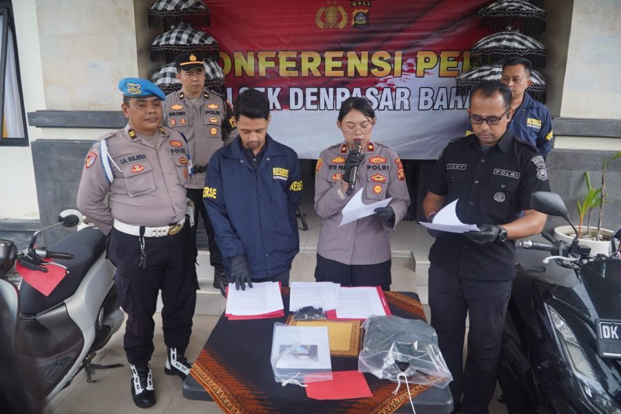 Kapolsek Denpasar Barat Kompol Ni Wayan Adnyani Prabawati, S.I.K, didampingi Kanit Reskrim Iptu Demiral Safriansyah saat memberi keterangan pers tentang komplotan pemeras yang mengaku anggota polisi, baru-baru ini. (foto/hes)