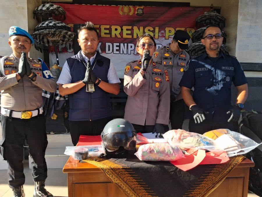 Kapolsek Denpasar Barat Kompol Ni Wayan Adnyani Prabawati didampingi Kasi Humas Polresta Denpasar Iptu I Gede Adi Saputra Jaya saat memberi keterangan pers terkait pembuangan bayi, di Mapolsek Polresta Denpasar Barat, Senin (15/6/2026). (foto/hes)