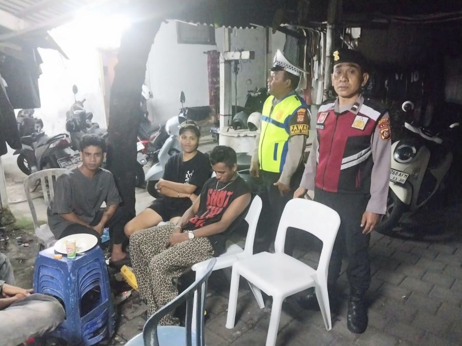 Polsek Denpasar Timur membubarkan sekelompok pemuda pendatang yang sedang menggelar pesta minuman keras (miras) di Jalan Jalan Letda Reta Gang VI Nomor 14, Denpasar Timur, Denpasar, Bali. (foto/hes)