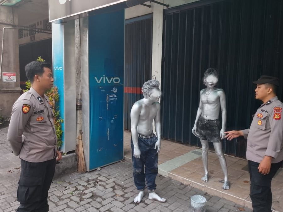 Polsek Denpasar Utara menggelar penertiban manusia silver dan anak punk di kawasan Jalan Gatot Subroto (Gatsu), Denpasar Utara, Denpasar, Bali, Minggu (17/5/2026). (foto/hes)