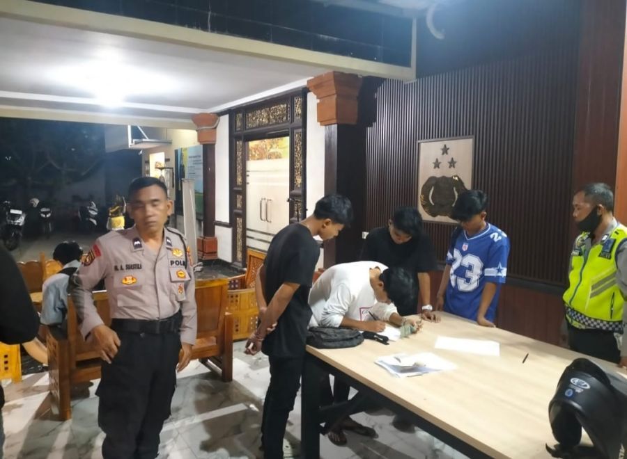 podiumnews.com-Polsek Dentim Tertibkan Konvoi Pelajar Usai Futsal