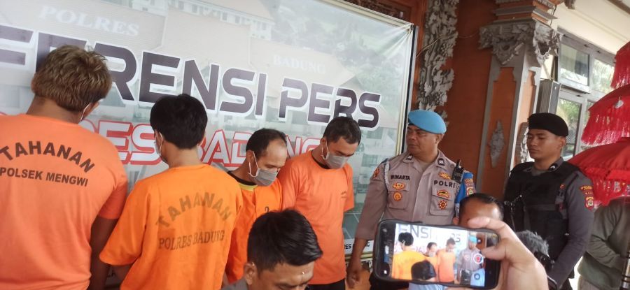 Tim Opsnal Unit Reskrim Polsek Mengwi menahan dua pelaku pencurian, berinisial MW asal Jember, Jawa Timur, dan AS asal Mojokerto Jawa Timur, Kamis (20/11/2025). (foto/hes)