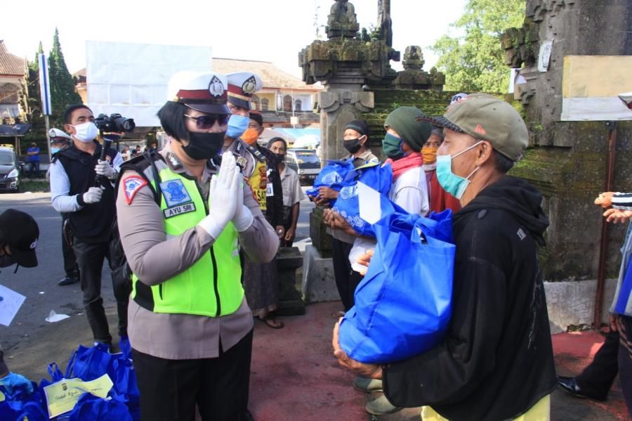podiumnews.com-Polwan Polres Bangli Distribusikan Sembako dan Masker di Pasar Kayuambua