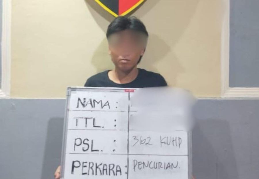 DS, pelaku pencurian ponsel milik Suprojo di mesin Anjungan Tunai Mandiri (ATM) BRI di Jalan Sedap Malam, Denpasar Timur, Denpasar, Bali, Minggu (14/10/2025) malam. (foto/hes)