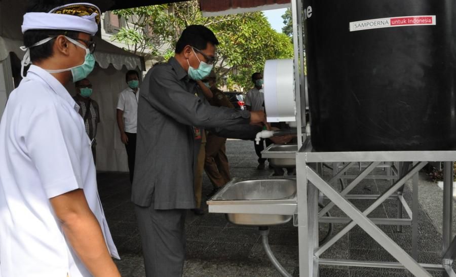 podiumnews.com-Antisipasi Covid-19, Pemkab Tabanan Bagikan Portable Hand Washer 