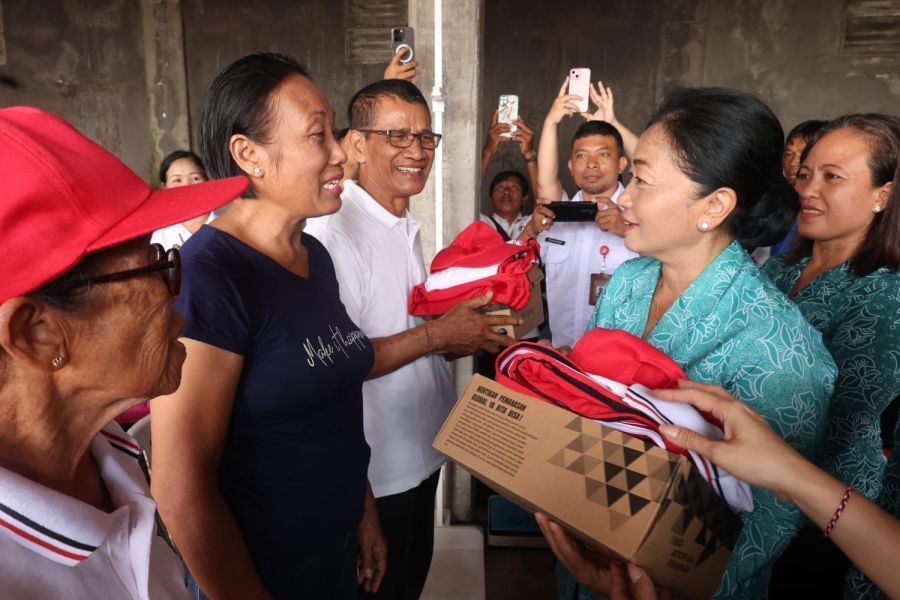 Ketua TP PKK Kota Denpasar, Ny. Sagung Antari Jaya Negara dan Sekretaris I TP PKK, Ny. Ayu Kristi Arya Wibawa saat menghadiri acara pembukaan Posyandu Paripurna dan Posyandu 6 SPM di dua lokasi berbeda, yakni Banjar Tek Tek Peguyangan, dan Banjar Tangun Titi, Tonja, Denpasar, Bali, Rabu (18/2/2026). (foto/sukadana)