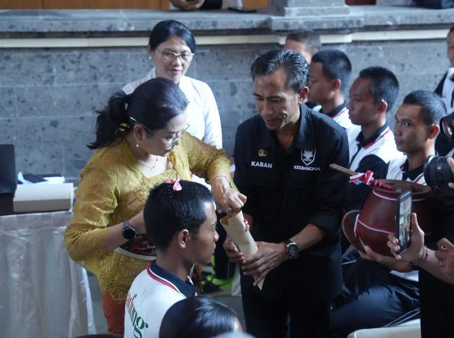 Bunda Anti Narkoba Badung, Nyonya Rasniathi Adi Arnawa, menghadiri sekaligus memimpin kegiatan Prosesi Potong Rambut Paskibraka Kabupaten Badung Tahun 2026, di Hotel Made Bali, Badung, Rabu (12/8/2026). (foto/adi)