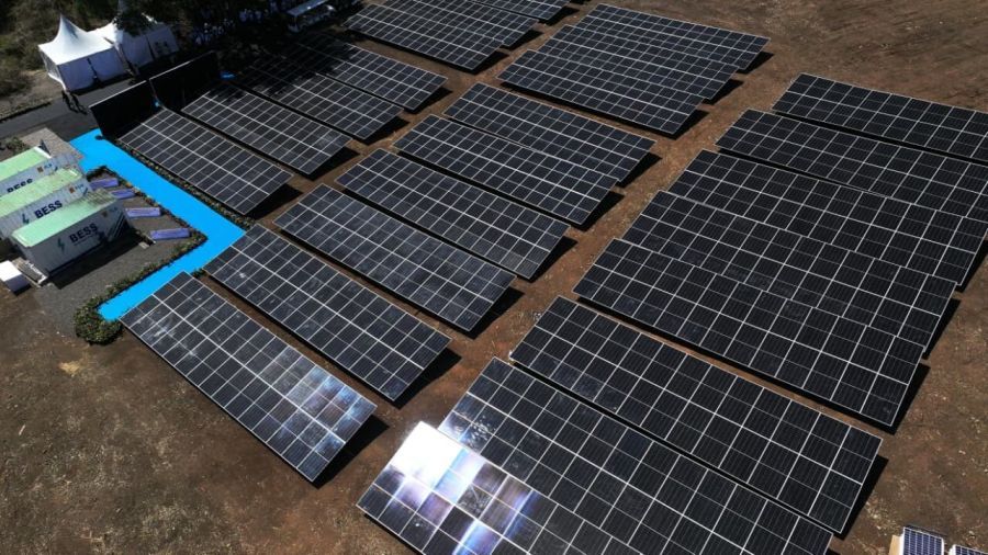 Presiden Prabowo Subianto secara resmi meluncurkan program pembangkit listrik tenaga surya (PLTS) 100 gigawatt peak (GWp) yang diawali dengan 14 PLTS di 6 provinsi dengan kapasitas total 5,3 GWp. (foto/BPMI Satpres)