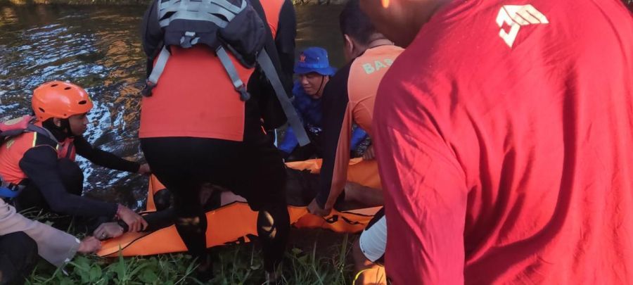 Petugas mengevakuasi mayat Sugeng Supriadi yang tewas tenggelam di DAM Subak Tegan, Banjar Panglan, Kecamatan Mengwi, Badung, Bali, Jumat (17/4/2026). (foto/hes)