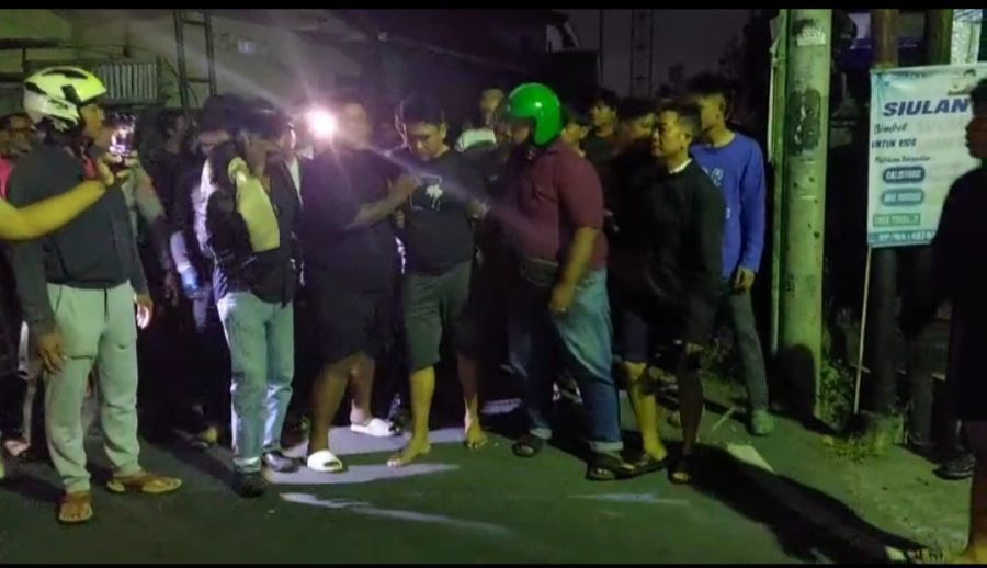 Pria diduga ODGJ mengamuk di rumahnya sendiri di Jalan Siulan, Banjar Buaji, Gang Sekar Buana, Penatih Dangri, Denpasar, Bali, Selasa (4/8/2026) malam. (foto/hes)