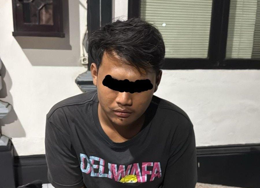 FJ, pelaku penusukan kekasihnya, di kamar kos di Jalan Pulau Seribu nomor 2A, Denpasar, Bali, Minggu (9/11/2025). (foto/hes)