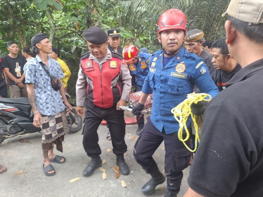 Tim Rescue Kabupaten Badung dan polisi mengevakuasi mayat I Made AR dari jurang dekat rumahnya di sebelah timur Pura Taman Beji Giri Kusuma, Banjar Sekarmukti, Desa Pangsan, Kecamatan Petang, Badung, Bali, Minggu (6/9/2026). (foto/hes)