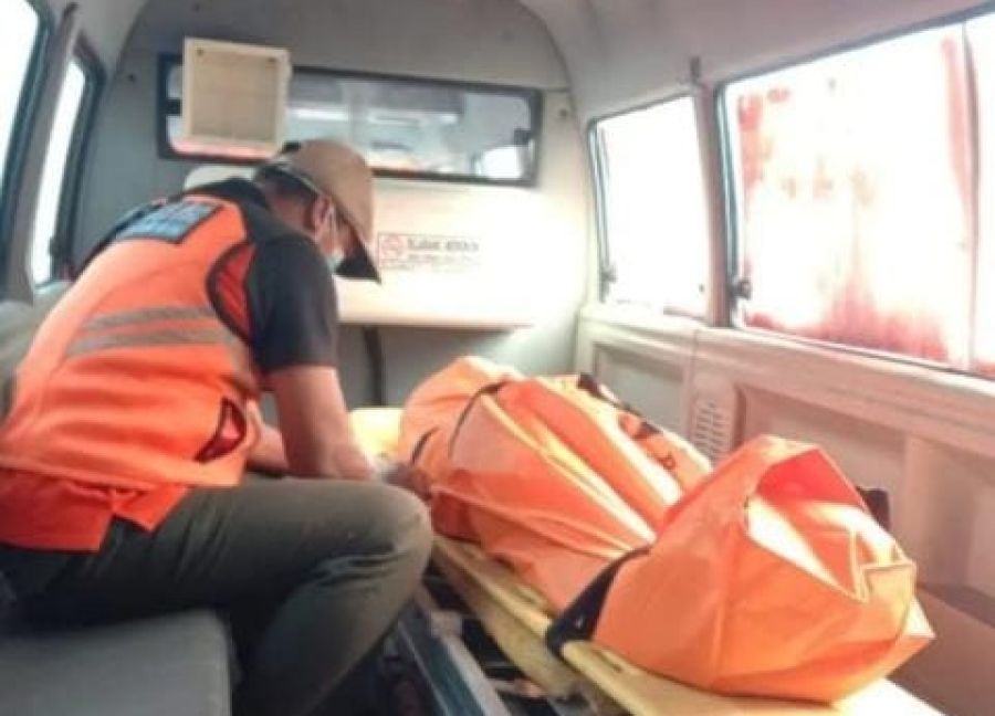 Petugas mengevakuasi mayat WS, yang tewas diduga gantung diri di lantai dua rumahnya di Kelurahan Paguyangan, Denpasar Utara, Denpasar, Bali, Rabu (19/8/2026). (foto/hes)