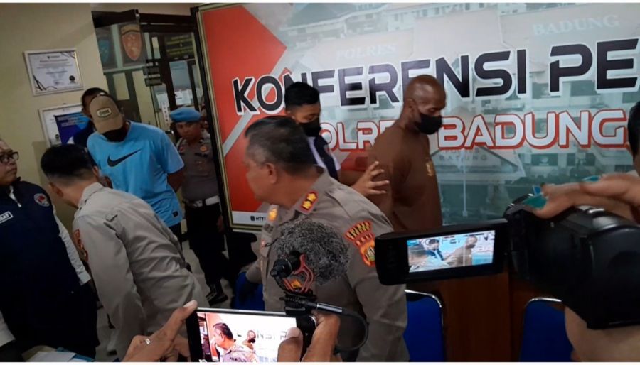 Penyidik Satresnarkoba Polres Badung menunjukkan pria asal Prancis, berinisial QAAS yang ditangkap membawa narkoba jenis THC (Tetrahidrokanabinol) saat ugal-ugalan di Jalan Batu Bolong, Kuta Utara, Badung. (foto/hes)